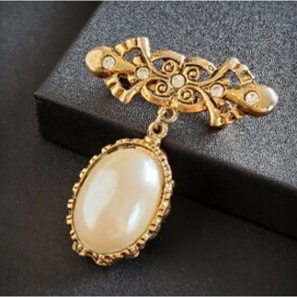 Baroque Pearl Dangle Brooch - Picture 1 of 7